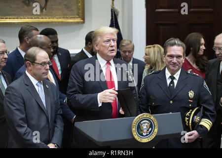 November 14, 2018 - Washington, District of Columbia, USA - United States President Donald J. Trumpf, Mitte, kündigt seine Unterstützung von H.R. 5682, der "erste Schritt Handeln" im Roosevelt Raum des Weißen Hauses in Washington, DC am Mittwoch, 14. November 2018. Laut der Website congress.gov, diese Rechnung trägt den Titel "Die ehemals inhaftierten erneut ein Gesellschaft verwandelt sicher Übergang jeder Person, Handlung oder der erste Schritt Handeln.'' Es geniesst parteiübergreifende Unterstützung. Stehend mit dem Präsidenten sind: Chuck Canterbury, nationalen Präsidenten, brüderliche Auftrag der Polizei, Links, und Chief Paul Zelle, Pr Stockfoto