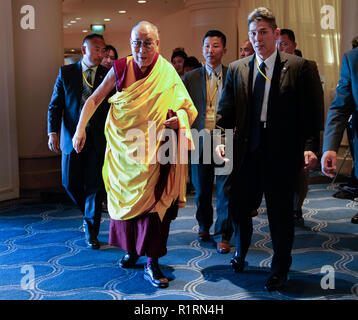 Yokohama, Japan. 14 Nov, 2018. Seine Heiligkeit der 14 Dalai Lama an einem Schauplatz, wo er rund 5.000 Teilnehmer bei seinem ersten Tag der Lehre in Yokohama sprechen gesehen wird. Quelle: LBA/Alamy leben Nachrichten Stockfoto