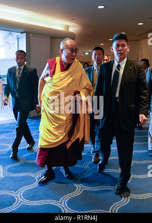 Yokohama, Japan. 14 Nov, 2018. Seine Heiligkeit der 14 Dalai Lama an einem Schauplatz, wo er rund 5.000 Teilnehmer bei seinem ersten Tag der Lehre in Yokohama sprechen gesehen wird. Quelle: LBA/Alamy leben Nachrichten Stockfoto