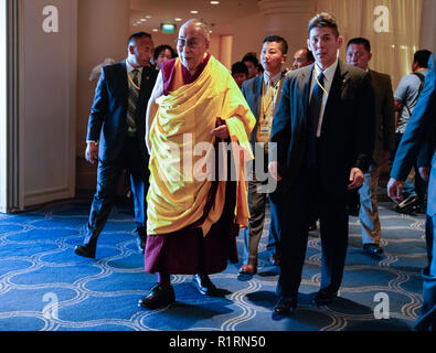 Yokohama, Japan. 14 Nov, 2018. Seine Heiligkeit der 14 Dalai Lama an einem Schauplatz, wo er rund 5.000 Teilnehmer bei seinem ersten Tag der Lehre in Yokohama sprechen gesehen wird. Quelle: LBA/Alamy leben Nachrichten Stockfoto