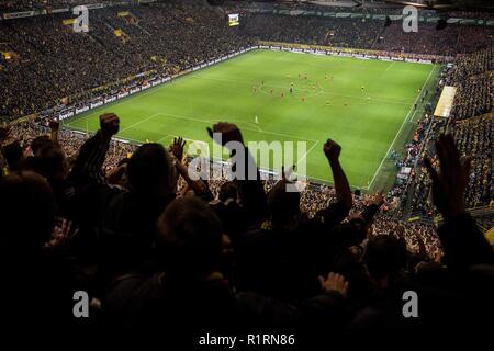 Dortmund, Deutschland. 10 Nov, 2018. Funktion, Fans im Süden Tribünen Anfeuern ihrer Mannschaft, im Hintergrund das Spielfeld. Fussball 1. Fussballbundesliga, 11. Spieltag, Borussia Dortmund (DO) - FC Bayern München (M) 3:2, 10/11/2018 in Dortmund/Deutschland. ##DFL-Bestimmungen verbieten die Verwendung von Fotografien als Bildsequenzen und/oder quasi-Video## | Verwendung der weltweiten Kredit: dpa/Alamy leben Nachrichten Stockfoto