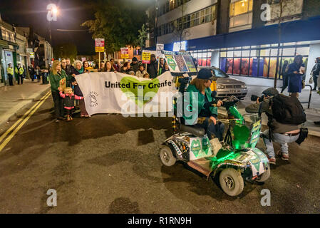 London, Großbritannien. 14. November 2018. Nach dem ekelhaft Video gepostet der Pappe Grenfell Turm bei einem Lagerfeuer party in South Norwood, der South Norwood Tourist Board verbrannt wird organisiert eine März Solidarität mit Grenfell, mit mehreren hundert Anwohner durch die Straßen marschieren zur gleichen Zeit wie die monatlichen Schweigemarsch der Erinnerung in Notting Hill am 14. jedes Monats. ds in den tragischen Brand, und mehrere kam mit einem Grenfell United Banner zu South Norwood der demonstratio Credit: Peter Marschall/Alamy Live News Support Stockfoto