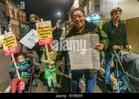 London, Großbritannien. 14. November 2018. Nach dem ekelhaft Video gepostet der Pappe Grenfell Turm bei einem Lagerfeuer party in South Norwood, der South Norwood Tourist Board verbrannt wird organisiert eine März Solidarität mit Grenfell, mit mehreren hundert Anwohner durch die Straßen marschieren zur gleichen Zeit wie die monatlichen Schweigemarsch der Erinnerung in Notting Hill am 14. jedes Monats. ds in den tragischen Brand, und mehrere kam mit einem Grenfell United Banner zu South Norwood der demonstratio Credit: Peter Marschall/Alamy Live News Support Stockfoto