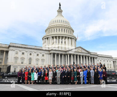 Washington, USA. 14 Nov, 2018. Neu gewählte Mitglieder des Prepresentatives posieren für ein Gruppenfoto auf dem Capitol Hill in Washington, DC, USA, November 14, 2018. Quelle: Liu Jie/Xinhua/Alamy leben Nachrichten Stockfoto