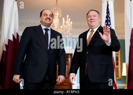Washington, USA. 14 Nov, 2018. Us-Staatssekretär Mike Pompeo (R) trifft mit Qatari Stellvertretender Premierminister und Minister für Verteidigung Khalid Al-Attiyah des US-Außenministeriums, in Washington, DC, USA, November 14, 2018. Des US-Außenministeriums, sagte am Mittwoch, dass Staatssekretär Mike Pompeo Qatari zu besuchen und der stellvertretende Ministerpräsident diskutierten Aufbau einer regionalen Bündnis. Credit: Ting Shen/Xinhua/Alamy leben Nachrichten Stockfoto