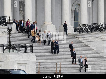 Washington, USA. 14 Nov, 2018. Neu gewählte Mitglieder des Prepresentatives Spaziergang aus dem Kapitol vor für Fotos der Gruppe in Washington, DC, USA, November 14, 2018 posieren. Quelle: Liu Jie/Xinhua/Alamy leben Nachrichten Stockfoto