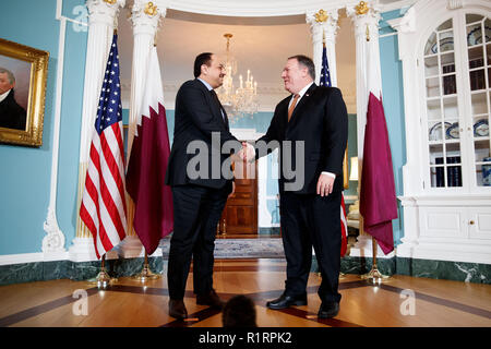 Washington, USA. 14 Nov, 2018. Us-Staatssekretär Mike Pompeo (R) schüttelt Hände mit Qatari Stellvertretender Premierminister und Minister für Verteidigung Khalid Al-Attiyah während Ihrer Sitzung des US-Außenministeriums, in Washington, DC, USA, November 14, 2018. Des US-Außenministeriums, sagte am Mittwoch, dass Staatssekretär Mike Pompeo Qatari zu besuchen und der stellvertretende Ministerpräsident diskutierten Aufbau einer regionalen Bündnis. Credit: Ting Shen/Xinhua/Alamy leben Nachrichten Stockfoto