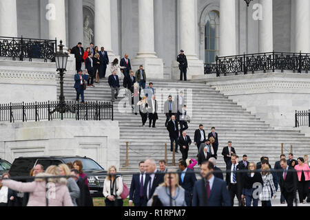 Washington, USA. 14 Nov, 2018. Neu gewählte Mitglieder des Prepresentatives Spaziergang aus dem Kapitol vor für Fotos der Gruppe in Washington, DC, USA, November 14, 2018 posieren. Quelle: Liu Jie/Xinhua/Alamy leben Nachrichten Stockfoto