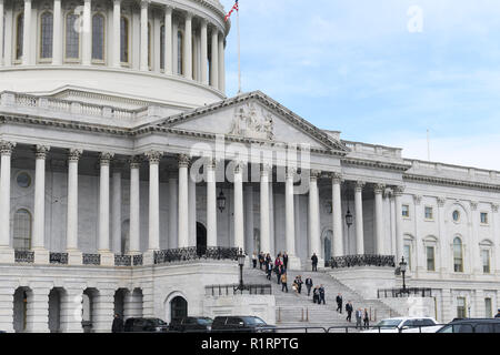 Washington, USA. 14 Nov, 2018. Neu gewählte Mitglieder des Prepresentatives Spaziergang aus dem Kapitol vor für Fotos der Gruppe in Washington, DC, USA, November 14, 2018 posieren. Quelle: Liu Jie/Xinhua/Alamy leben Nachrichten Stockfoto