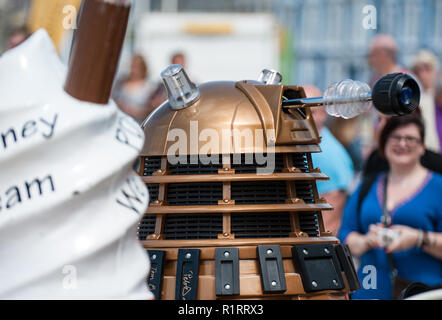 Das Wetter ist so schön, auch die Daleks nicht widerstehen kann, Schlange stehen für einige Waliser Eis. Stockfoto