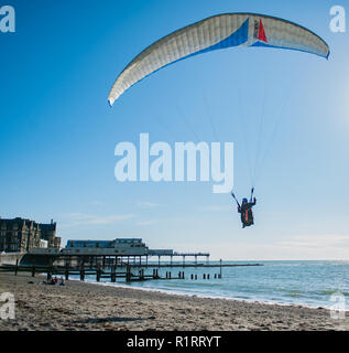 Aberystwyth, West Wales, Sonntag, 22. Mai 2016 Deutschland Wetter: ein Tag, der heraus begann bewölkt bei klarem Himmel und Sonnenschein endete. Ein twin Gleitschirm fliegt tief c Stockfoto