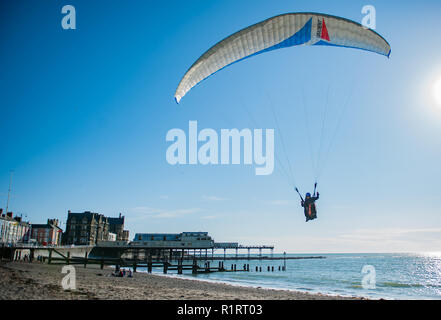 Aberystwyth, West Wales, Sonntag, 22. Mai 2016 Deutschland Wetter: ein Tag, der heraus begann bewölkt bei klarem Himmel und Sonnenschein endete. Ein twin Gleitschirm fliegt tief c Stockfoto