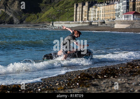 Aberystwyth, West Wales, Sonntag, 22. Mai 2016 Deutschland Wetter: ein Tag, der heraus begann bewölkt bei klarem Himmel und Sonnenschein endete. Zwei junge Burschen, ein Tragen eines Stockfoto