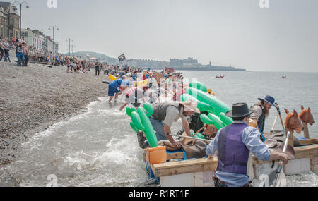 Aberystwyth, Ceredigion, West Wales Sonntag, den 29. Mai 2016 UK Wetter. Aberystwyth Raft Race 2016. Die Menschen kommen aus der herrliche Sommer Sonne zu geniessen zu w Stockfoto