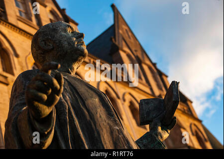 Eine Statue vor der alten Hochschule Teil der Universität in Aberystwyth, Ceredigion. Stockfoto