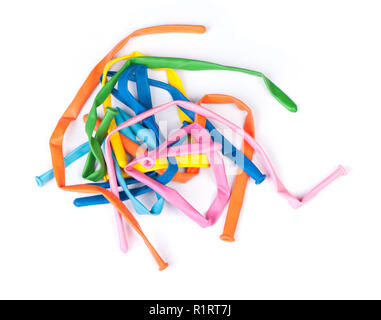 Gruppe der nicht aufgeblasenen Luftballons auf weißem Hintergrund Stockfoto
