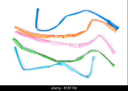 Gruppe der nicht aufgeblasenen Luftballons auf weißem Hintergrund Stockfoto
