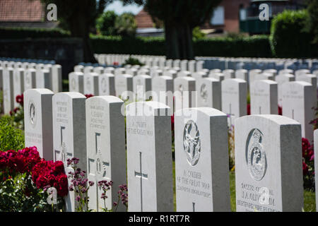 Grabsteine des Krieges Gräber auf dem Friedhof in Flandern. Stockfoto