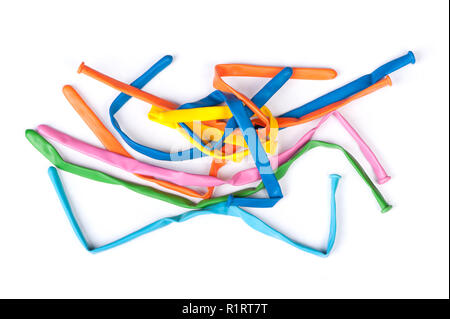 Gruppe der nicht aufgeblasenen Luftballons auf weißem Hintergrund Stockfoto