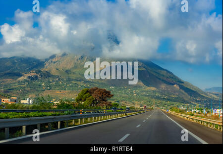 Landschaft Blick von der Autobahn in Richtung Sciara und Ätna vulkanischen Berg auf der Insel Sizilien, Italien Stockfoto