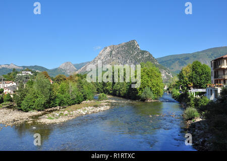 Fluss Ariège und die umliegenden Hügel, Tarascon-sur-Ariège, Ariège, Royal, Frankreich Stockfoto