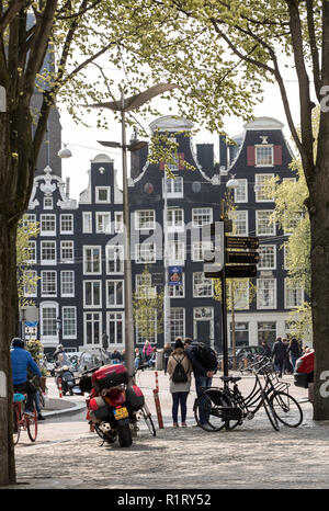 Amsterdam, Niederlande - 20 April 2017: Traditionelle historische niederländische Giebelhäuser l in Amsterdam Die Niederlande Stockfoto