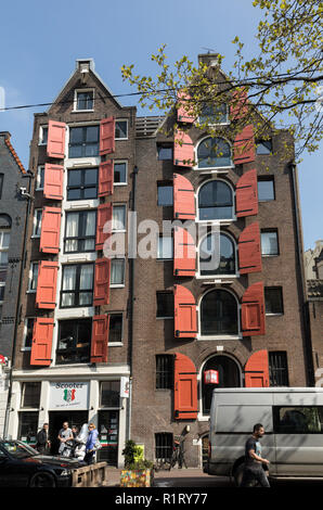 Amsterdam, Niederlande - 20 April 2017: Traditionelle historische niederländische Giebelhäuser neben Canal in Amsterdam Die Niederlande Stockfoto