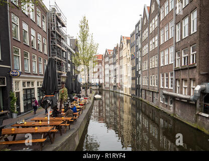 Amsterdam, Niederlande - 20 April 2017: Traditionelle historische niederländische Giebelhäuser neben Canal in Amsterdam Die Niederlande Stockfoto