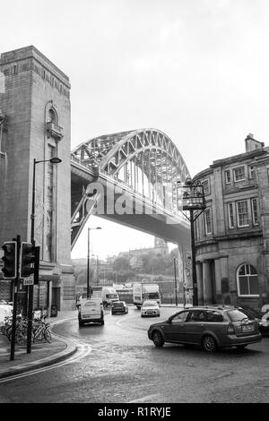 Newcastle upon Tyne/England - 10/10/2018: Tyne Bridge an einem nebligen Winter morgen in Schwarz und Weiß Stockfoto