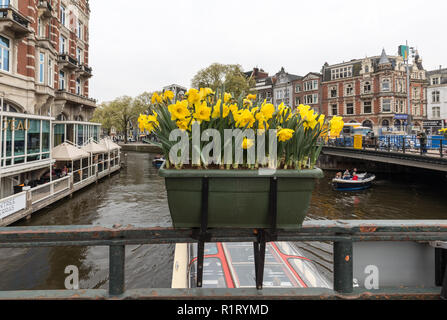 Amsterdam, Niederlande, 20. April 2017: Canal Szene mit traditionellen niederländischen Häusern in Amsterdam. Niederlande Stockfoto