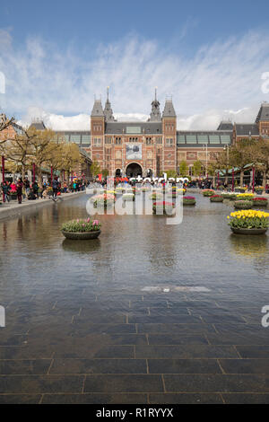 AMSTERDAM, Niederlande - 22 April 2017: Rijksmuseum National Museum mit I Amsterdam unterzeichnen und Tulpen in der reflektierenden Pool. Amsterdam, Niederlande Stockfoto