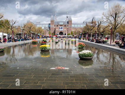 AMSTERDAM, Niederlande - 22 April 2017: Rijksmuseum National Museum mit I Amsterdam unterzeichnen und Tulpen in der reflektierenden Pool. Amsterdam, Niederlande Stockfoto