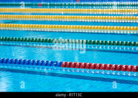 Schwimmbad - lane Linien. Pool lane Marker, Nahaufnahme Stockfoto