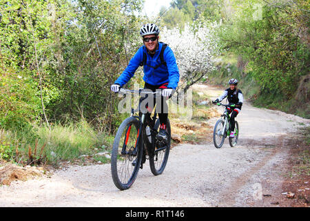 Junges Paar mit dem Fahrrad in einem Wald Trail Stockfoto