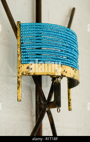 Skulptur mit blauen Perlen Stockfoto