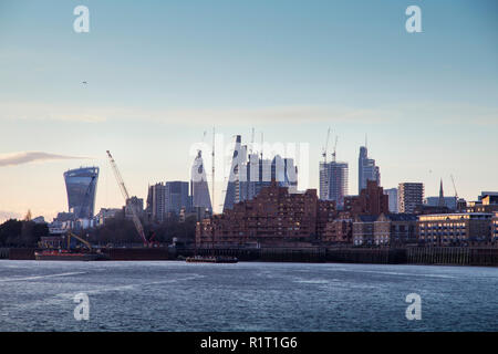 LONDON, UK, 20. Mai 2017. Londoner Stadtbild über die Themse mit Blick auf den Leadenhall Building und 20 Fenchurch Street Wolkenkratzer, London