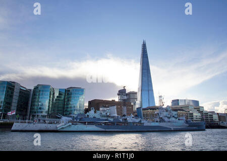 LONDON, UK, 20. Mai 2017. Londoner Stadtbild über die Themse mit Blick auf die HMS Belfast Kriegsschiff Museum und den Shard, London, England, UK, Mai Stockfoto