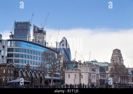 LONDON, UK, 20. Mai 2017. Londoner Stadtbild über die Themse mit Blick auf 30 St Mary Axe aka The Gherkin, London, England, UK, 20. Mai 2017. Stockfoto