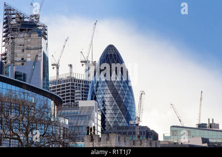 LONDON, UK, 20. Mai 2017. Londoner Stadtbild über die Themse mit Blick auf 30 St Mary Axe aka The Gherkin, London, England, UK, 20. Mai 2017. Stockfoto