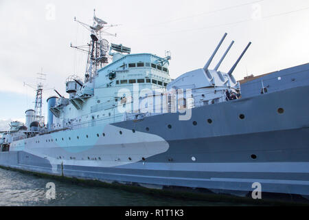 LONDON, UK, 20. Mai 2017. Londoner Stadtbild über die Themse mit Blick auf die HMS Belfast Kriegsschiff Museum, London, England, UK, 20. Mai 2017. Stockfoto