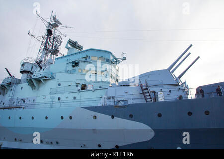 LONDON, UK, 20. Mai 2017. Londoner Stadtbild über die Themse mit Blick auf die HMS Belfast Kriegsschiff Museum, London, England, UK, 20. Mai 2017. Stockfoto