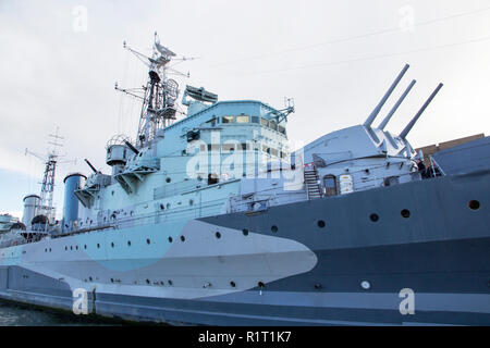 LONDON, UK, 20. Mai 2017. Londoner Stadtbild über die Themse mit Blick auf die HMS Belfast Kriegsschiff Museum, London, England, UK, 20. Mai 2017. Stockfoto