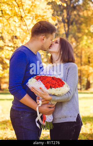 Der Kerl küsst das Mädchen Stockfoto