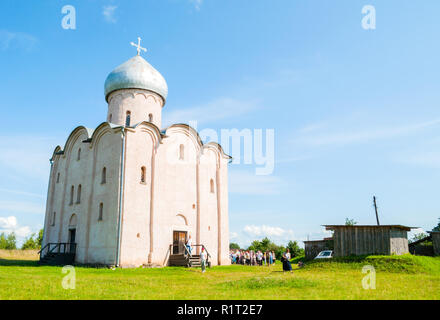 In Weliki Nowgorod, Russland - 17. August 2018. Erlöser Kirche auf nereditsa Hill und touristischen Ausflug. Diese orthodoxe Kirche im Jahre 1198 erbaut. Es ist eine der R Stockfoto