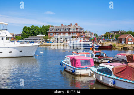 Oulton Broad Lowestoft Lowestoft Boote und Yachten vor der Wherry Hotel auf der Breiten in Oulton Broad Norden Lowestoft Suffolk England UK Europa Stockfoto