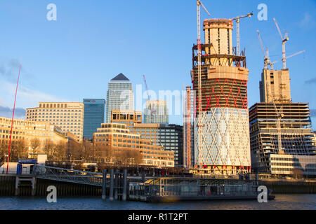 LONDON, UK, 20. Mai 2017. Londoner Stadtbild über die Themse mit Blick auf Canary Wharf, London, England, UK, 20. Mai 2017. Stockfoto