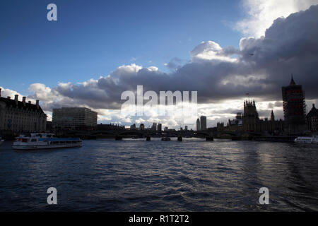 LONDON, ENGLAND - 12. Februar 2018. Dunkler Himmel über die Westminster Bridge von der Themse, London, England, 12. Februar 2018 gesehen. Stockfoto