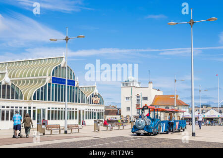 Lowestoft im Osten Punkt Pavillon cafe Café Royal Plain Land Zug entlang der Esplanade direkt am Meer Lowestoft Lowestoft Suffolk England UK Europa Stockfoto