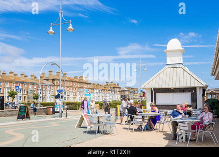 Lowestoft Suffolk Menschen im Cafe an der Marine Parade der Esplanade Promenade und Meer Lowestoft Lowestoft Suffolk England UK Europa Stockfoto