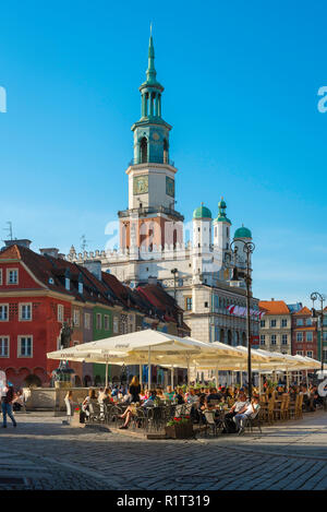 Poznan Altstadt, malerische Aussicht auf Menschen entspannen bei Sonnenuntergang an Café-Tischen im Renaissance-Marktplatz in Poznan Altstadt, Polen. Stockfoto